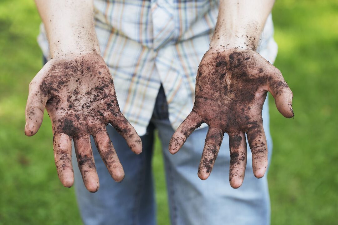 les mains sales comme cause d'une infection parasitaire