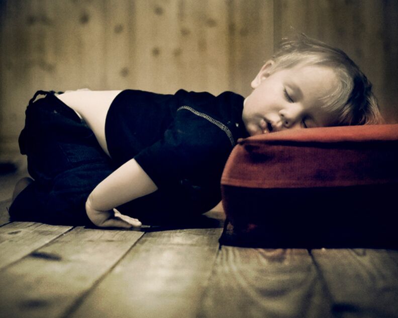 Le grincement des dents pendant le sommeil est un signe d'infestation helminthique chez les enfants et les adultes.